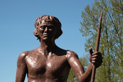 Sultan John: 13-Foot-Tall Man with Fish