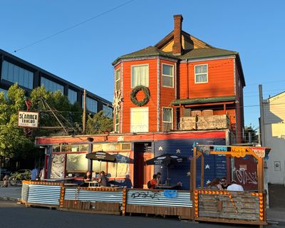Slammer Tavern - Dive Bar