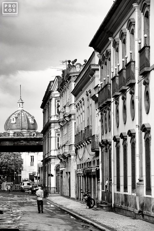 https://andrewprokos.com/photo/centro-historico-street-scene-rio-de-janeiro-black-white-2035/