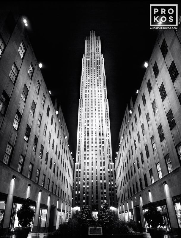 https://andrewprokos.com/photo/rockefeller-center-at-night-black-white/
