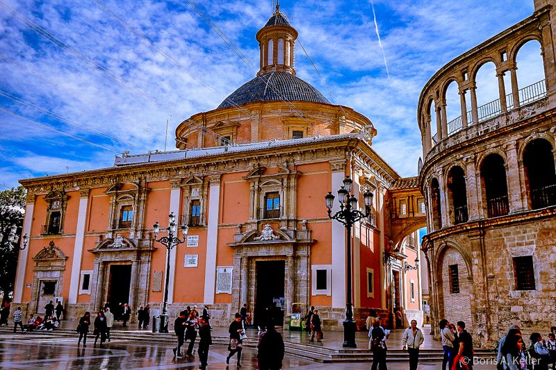Catedral con la Puerta de los Apstoles