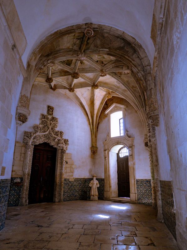 Manueline vault and entrance to the sacristy
