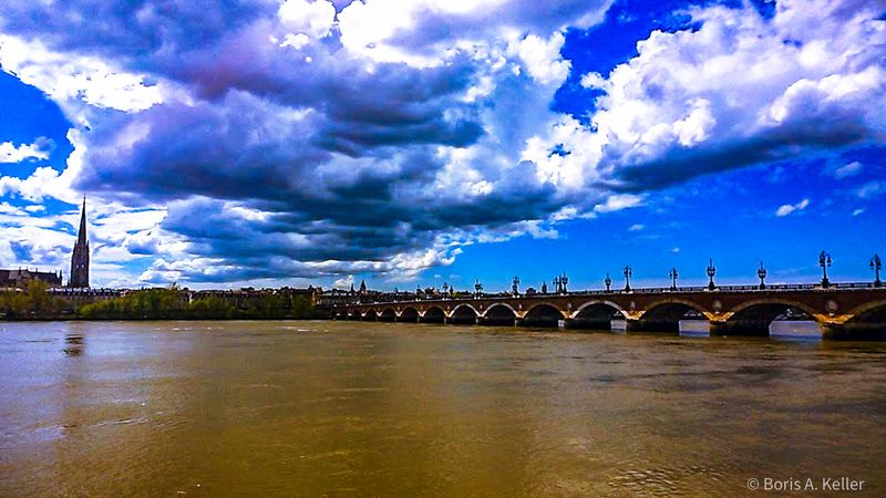 Pont de Pierre sur la Garonne á Bordeaux