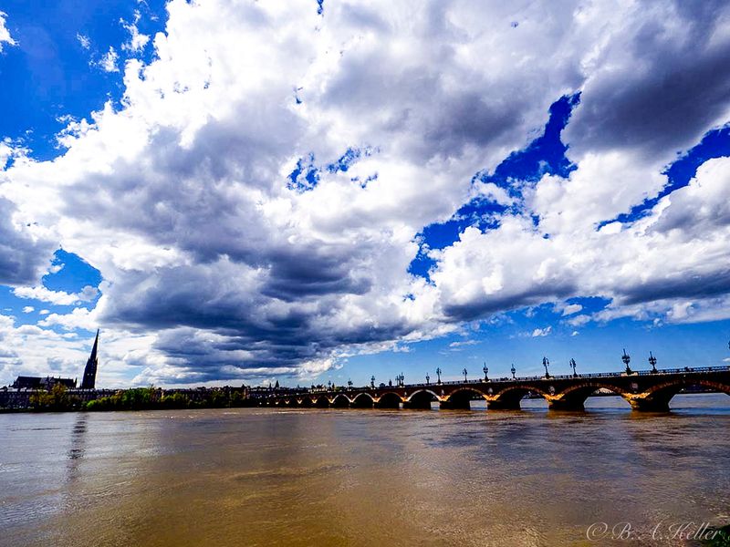 Pont de Pierre sur la Garonne á Bordeaux