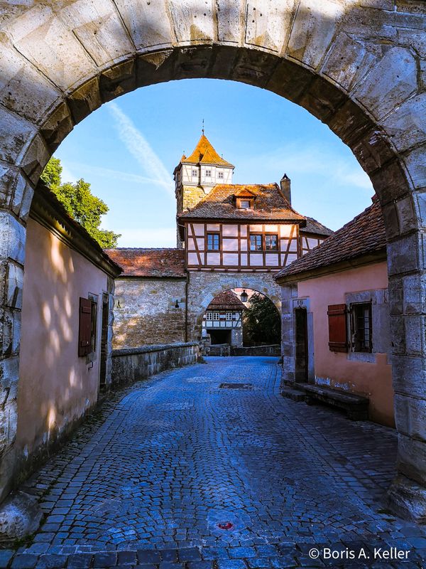 Gate to the old town 