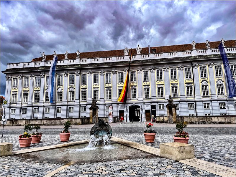 Schloplatz mit Residenz