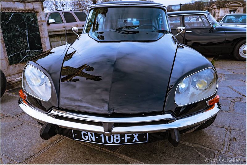 A true Parisian car..