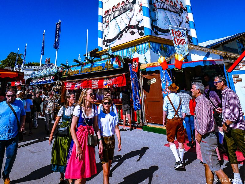 Dirndl & Lederhosen