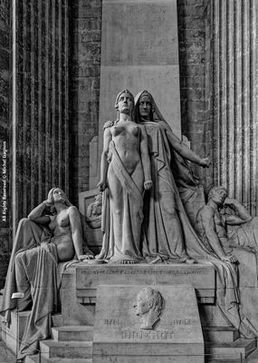 Statue  lintrieure du Panthon ddie  Denis Diderot qui cra lencyclopdie qui prpare lide de la Rvolution