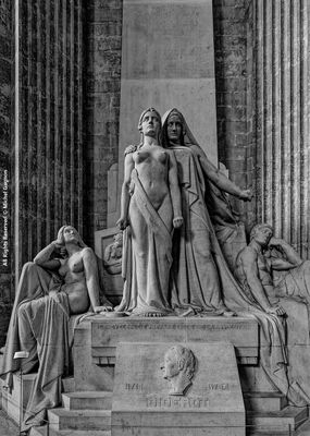Statue à l'intérieure du Panthéon dédiée à Denis Diderot qui créa l'encyclopédie qui prépare l'idée de la Révolution