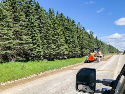 La route transanticostienne est belle, on peut se déplacer à 70 km/h, par contre, les routes Nord-Sud offre un massage.