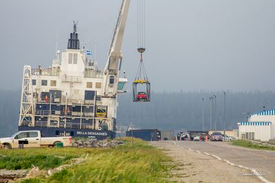 Après avoir déchargé les marchandises et véhicules, c’est le temps de charger les voitures qui quittent l’île