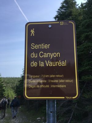 Au programme, une marche pour se rendre à la chute