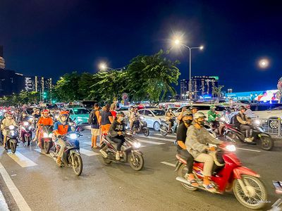On s'engage et on marche sans s'arrter: les motos et autos devraient nous viter