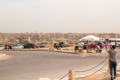 Les pyramides sont au pied de la ville
