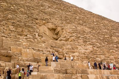 On peut visiter la pyramide de Khops et explorer ses nombreuses chambres