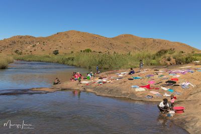 Donne al fiume