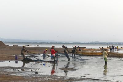Fishermen bringing in the catch_P1030636.jpg