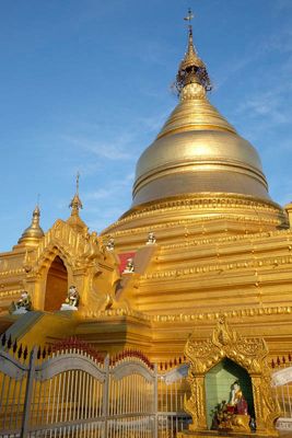 Mandalay, Kuthodaw Pagoda