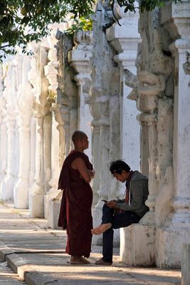 Mandalay, Kuthodaw Pagoda
