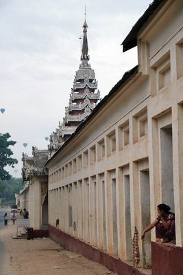 Bagan, Shwezigon Pagoda Street