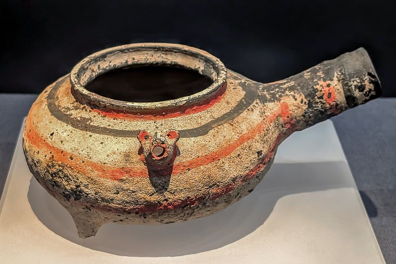 Painted Pottery Pot With A Handle 彩绘陶鐎壶