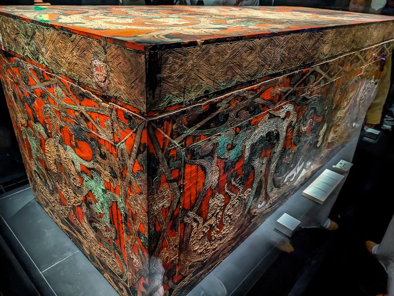 Coffin With Painted Designs On Vermilion Lacquer Coating 朱地彩绘棺