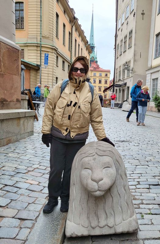 Susan poses with a lion (a lion is the mascot for Phi Mu)