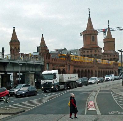 S-bahn crossing the Oberbaum Bridge (1896) in Berlin
