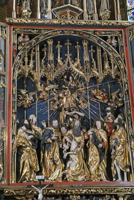 The center of the altarpiece shows the Dormition of Mary with the 12 apostles present