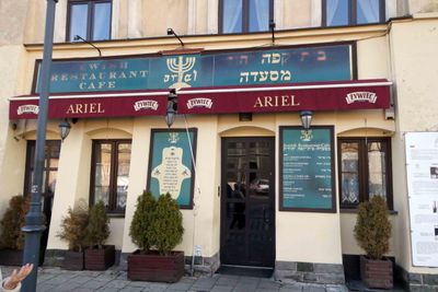 Going to dinner at the Ariel Restaurant in the Jewish Quarter of Krakow