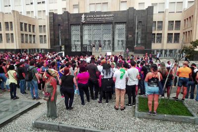 Protests in front of the Regional Labor Court in Rio