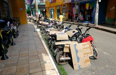 Cardboard on motorcycles to protect the seats from the sun