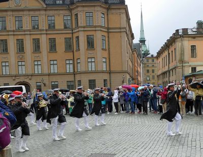 Band leads the changing of the guard at Stockholm Royal Palace in the rain