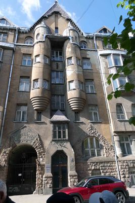 1908 building in Riga, Latvia mixes Art Nouveau with Italian Renaissance