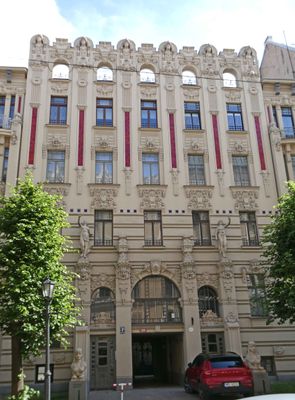 This building (1906) is a potpourri of Neo-Classic, Neo-Egyptian and Art Nouveau