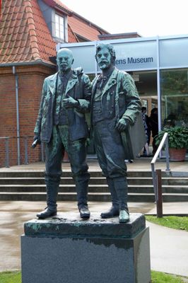 The statue of two painters Michael Ancher and Peder Severin Krøyer has stood in front of Skagens Museum since 1928