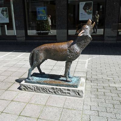 Bronze wolf statue on Haraldsgata