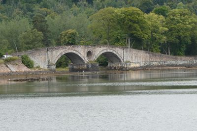 Aray Bridge (1776) is a stone two-arch public road bridge over the River Aray where it flows into Loch Fyne