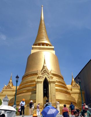The Phra Si Ratana Chedi houses a piece of the Buddha's breaststone