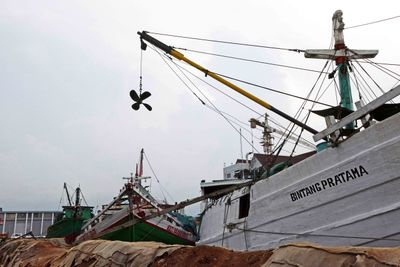 Propeller suspended so it is not stolen before the Pinisi Schooner leaves port