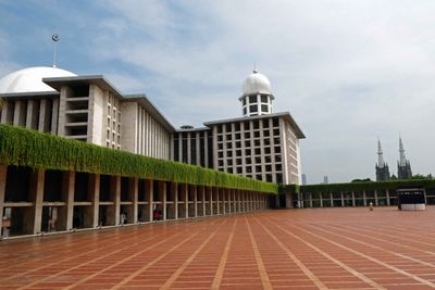 Outside prayer area is included in the count of 200,000 possible worshipers at Istiqlal Mosque