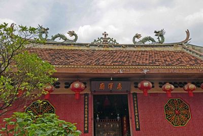 Dragons on the roof of Vihara Dharma Bhakti in Jakarta's Chinatown