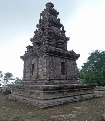 Gedong Dongo was discovered by Sir Stamford Raffles in 1804