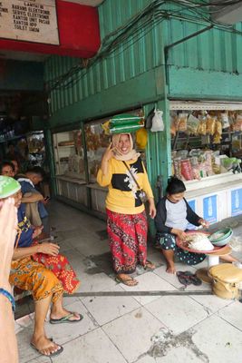 5f9 - Lady shopping at Genteng Market in Surabaya.JPG