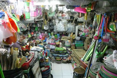 5g2 - Houseware stall in Genteng Market in Surabaya.JPG