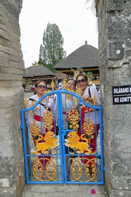 Worshipers at a private ceremony at a temple in Ulun Danu Beratan