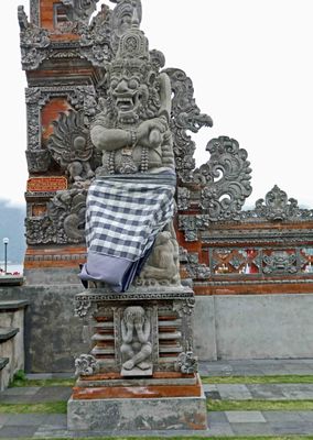 Temple guardian at Ulun Danu Beratan