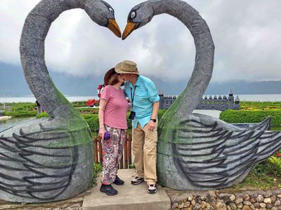 A kiss under the swan heart at Ulun Danu Beratan