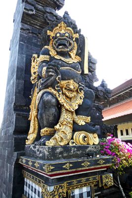 Demon god guardian at gate to Tanah Lot temple